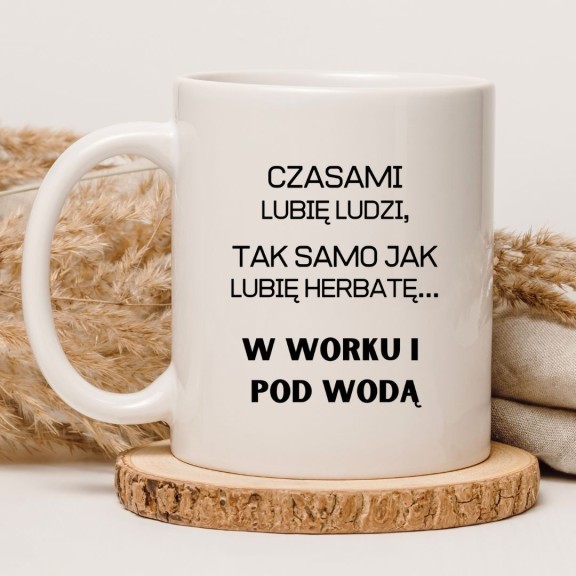 Kubek biały 330 ml z napisem „Czasami lubię ludzi tak samo jak lubię herbatę – w worku i pod wodą”