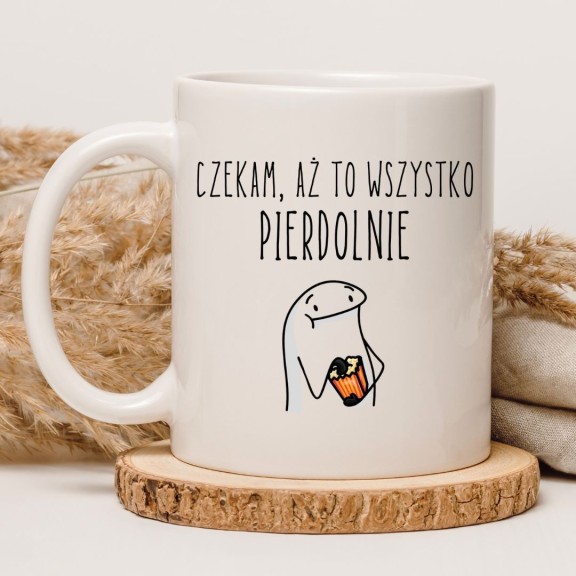 Kubek biały 330 ml z napisem „Czekam, aż to wszystko pierdolnie” i rysunkiem postaci z popcornem