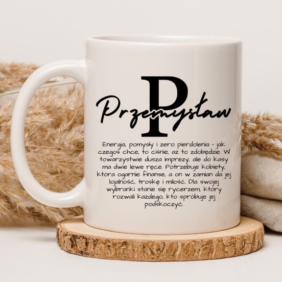 Kubek biały 330 ml z dużą literą P i napisem „Przemysław” z opisem osobowości idealny na prezent.
