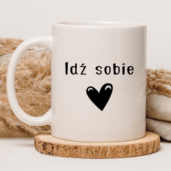 Kubek biały z napisem „Idź sobie” i czarnym sercem – minimalistyczny design